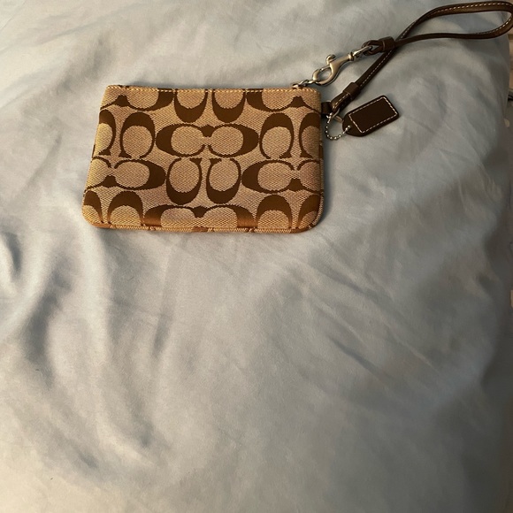 Coach small wristlet in excellent condition. - Picture 3 of 4